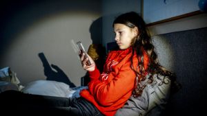Ouders moeten al vroeg met hun kinderen in gesprek over de smartphone, vindt de overheid