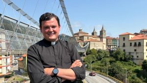 El sacerdote Juan José Blanco Salvador, tras 12 años en Cangas del Narcea: “Me voy contento, se ha adquirido un nivel de trabajo, de ilusión y de participación muy grande”