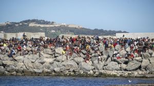 El Gobierno recurre al CNI para agilizar la repatriación de los migrantes en Ceuta