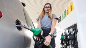 Carburanti a prezzi folli, più cari che a Ferragosto. “Meno pieno e vendite giù. Anche i benzinai in crisi”