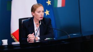 Meloni rinnova il sostegno a Zelensky (ma i nuovi aiuti sono in stand-by). FI contro la tassa sugli extraprofitti