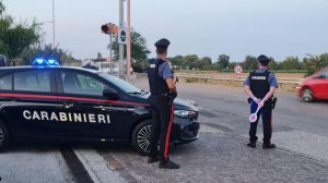 Spacciava davanti alle scuole. Daspo urbano per un 19enne