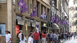 Centenario Fiorentina, iniziano i festeggiamenti. La Curva Fiesole invade il centro: “Vessilli viola a ogni finestra”