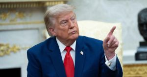 Trump amenaza con sanciones a todos los países que mantengan lazos comerciales con Irán: 