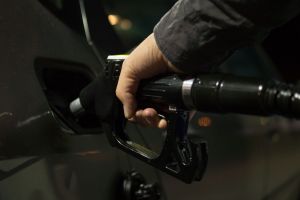 De Ormuz al surtidor: los beneficios del petróleo de Trump los paga también el conductor español