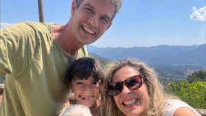 A 12 anni (ancora) senza cellulare, l’esperimento di mamma Agnese e babbo Giacomo: “Abbiamo visto figli di amici cambiare con lo smartphone”