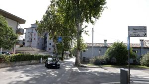 Investe l’ex maestra in auto, lo studente: «Non mi sono accorto di nulla»