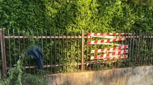 Ragazzino di 14 anni si infilza nella ringhiera per recuperare la palla