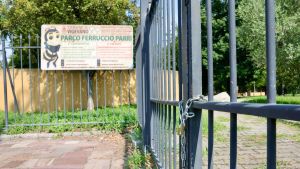 Vigevano, parco Parri: riaperti solo due cancelli