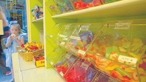 Oferta y mobiliario de las tiendas de chuches