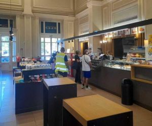 Livorno, entra nel bar alla stazione e aggredisce la dipendente