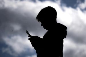 Interdiction des réseaux sociaux aux mineurs : et si notre véritable crise était celle de la confiance ?