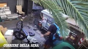 Ruba la bici a un dipendente di un bar: il titolare pubblica le immagini della sorveglianza sui social per trovarlo