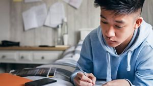 L’ansia dei compiti all’ultimo minuto, parla la psicologa: “Inutile demonizzare l’intelligenza artificiale, ecco come può aiutare davvero i ragazzi”
