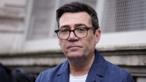Britanski premijer u Kijevu svirao gitaru sa ukrajinskim vojnicima, podeljene reakcije