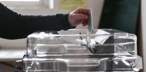 Left‑handed people tend to be left‑leaning voters