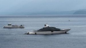 Il gigante del mare della miliardaria americana (erede di Walmart) sorpreso dal temporale, Kaos torna all’Elba