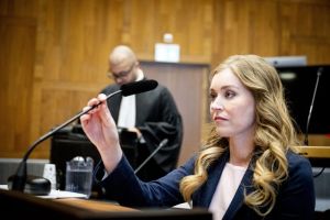 Tante Theodora zet Arische legkipjes op stok