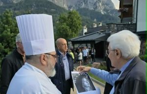 Il ritratto della Pietà del giovane Gianpaolo Berardi donato al presidente Sergio Mattarella