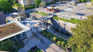 Jugendliche werfen Steine von Turm – zwei Personen leicht verletzt