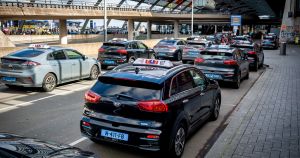 ‘De oplossing voor te hoge taxiprijzen: plaats taxiautomaten bij toeristische knooppunten’