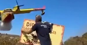 VIDEO Spektakl iznad Paklenih otoka! Pogledajte nevjerojatan manevar kanadera, vatrogasci mu gotovo pod krilima