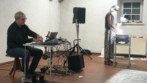 Performance bildet innere Spuren der Künstler in Tönen, Bildern und Klängen ab