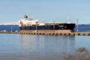 Tierra del Fuego condemns Milei government over UK ship’s presence in port