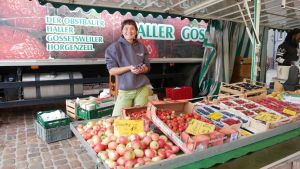 Noch Erdbeeren, schon Zwetschgen: So bunt ist der Villinger Wochenmarkt im Spätsommer