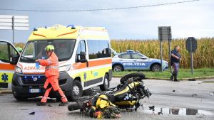 Fontanafredda, scontro all’incrocio con un furgone: grave un motociclista