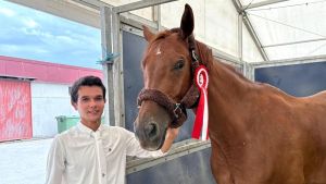 Pablo Valle inaugura el hípico de Las Mestas y un gijonés se cuela en el podio