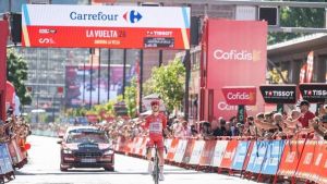 Un Pogacar supersónico entra en la leyenda de la Vuelta