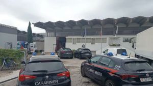 Cede il tetto del capannone e precipita al suolo: grave un operaio 69enne