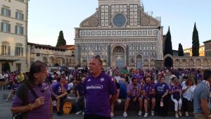 Fiorentina, il corteo della Curva Fiesole per festeggiare il Centenario. I tifosi si stanno radunando in Piazza Santa Maria Novella