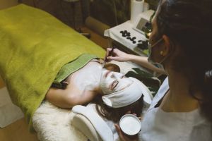 « Je ne me suis jamais sentie aussi mal de ma vie » : dans les instituts de beauté, la douloureuse libération de la parole des esthéticiennes