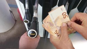 Carburanti, accise verso la proroga, poi aiuti mirati. La partita degli extraprofitti si sposta in Europa