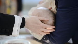 Flertallet vil bevare dåbsritualet. Men hvad mener de sjældne kirkegængere?