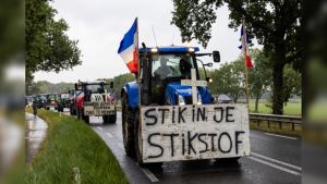Minister Van Weel: politie gaat strafrechtelijk optreden tegen boeren die snelweg blokkeren
