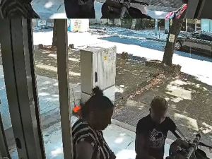 Нагла кражба посред бял ден в Бургас: Чистачки задигнаха детски дрехи от магазин на ул. 