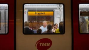 Barcelona ultima el pago directo con tarjeta de crédito para su red de metro, tren y bus durante el 2027