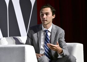 Hogg Says Media Obsession With Hasan Piker “Weird” as Jeffries Joins Attacks