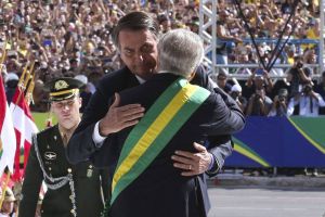 Lula ou Jair Bolsonaro: quem passaria a faixa presidencial para Flávio se ele for eleito?