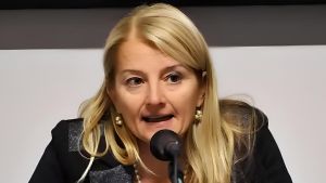 Palpeggia una minore, no al carcere