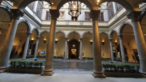 La schiacciata sbarca al museo: l’Antico Vinaio apre a Palazzo Strozzi. Il bistrot nel cortile del ’400