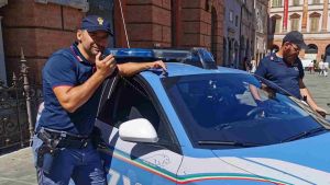Solleva la gonna a una ragazza e tenta di violentarla in strada: denunciato diciottenne