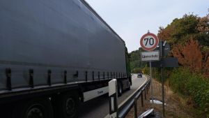 Der Landtagsabgeordnete Simon Herzog hält nichts von den Tempolimits auf B34 und B518