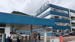 Luxottica, le maestranze di Agordo: «Ora temiamo di parlare solo francese»