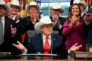USA har perfektioneret kapitalismens æstetik. Men under kostumet ligger noget langt mindre glamourøst