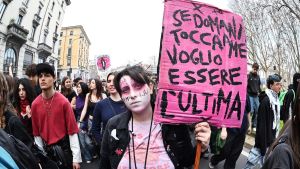 Colpisce la moglie con un bicchiere e le recide un’arteria: è ricoverata in pericolo di vita