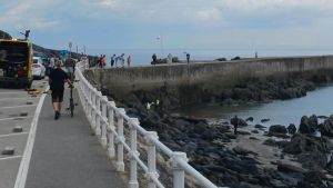 Trasladan al HUCA a una menor de edad que sufrió una caída mientras andaba en bicicleta por el espigón de la playa Segunda de Luarca